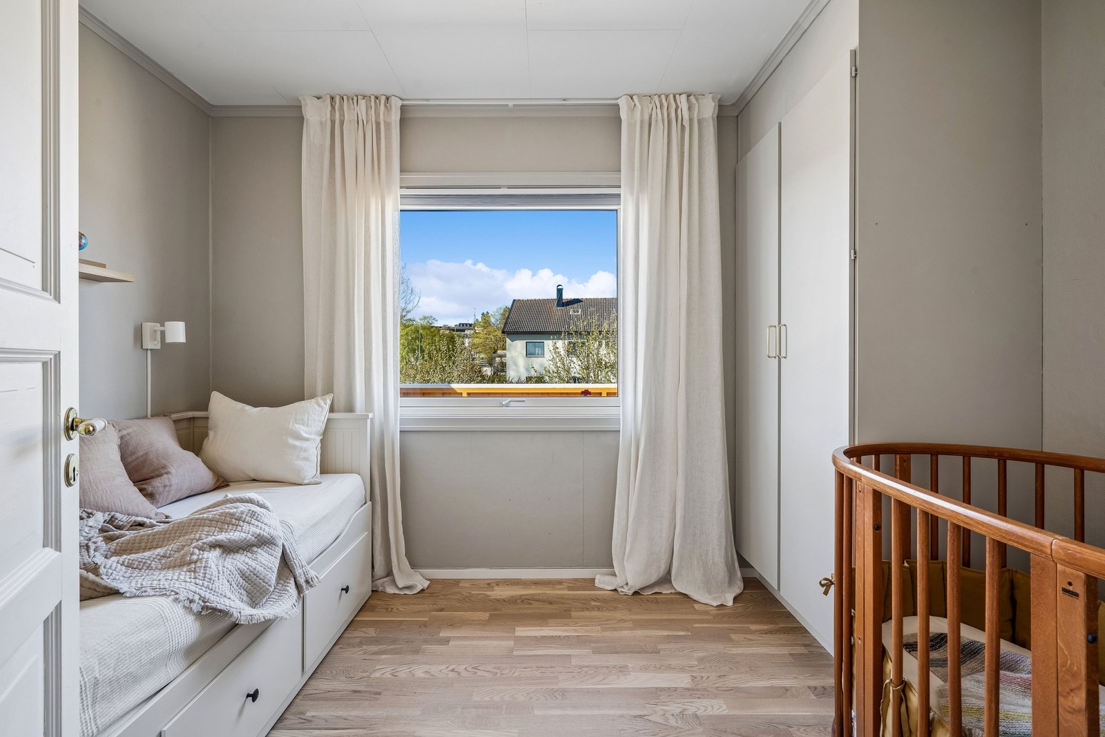 Soverom 2 på 7,8 m² gir fleksible bruksmuligheter og passer utmerket både som kontor og gjesterom. Galleribilde