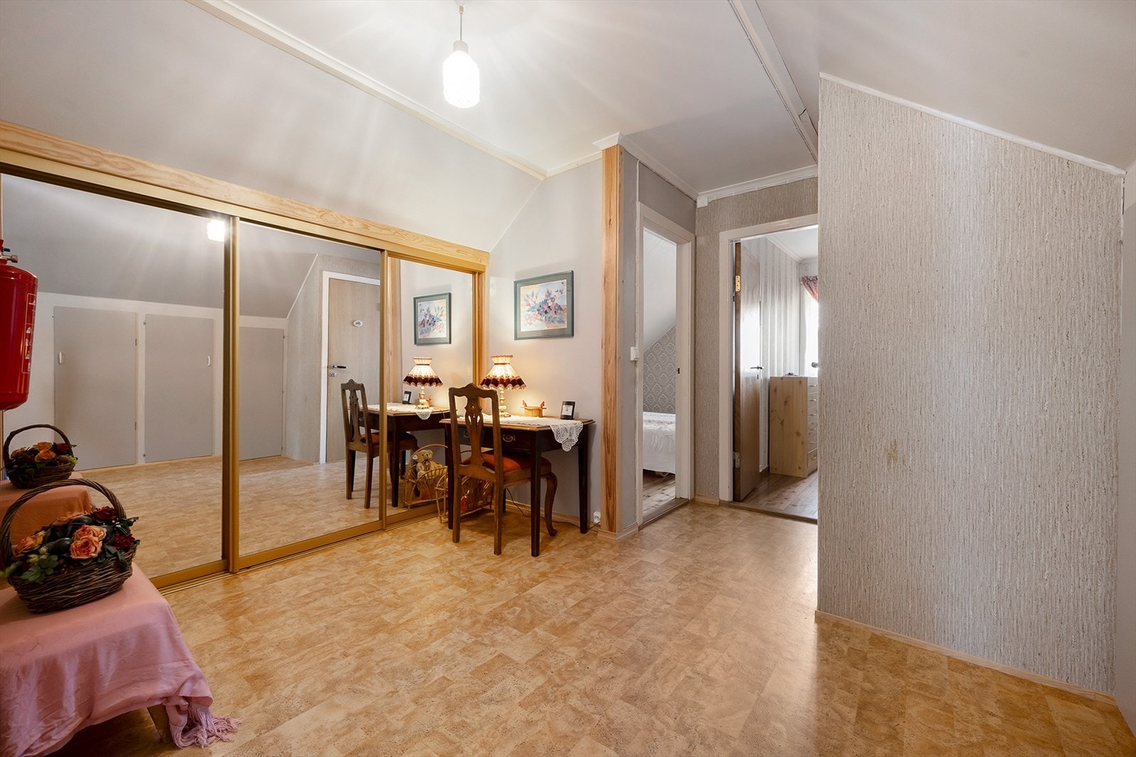 2. etasje inneholder gang, toalettrom og tre soverom. Galleribilde