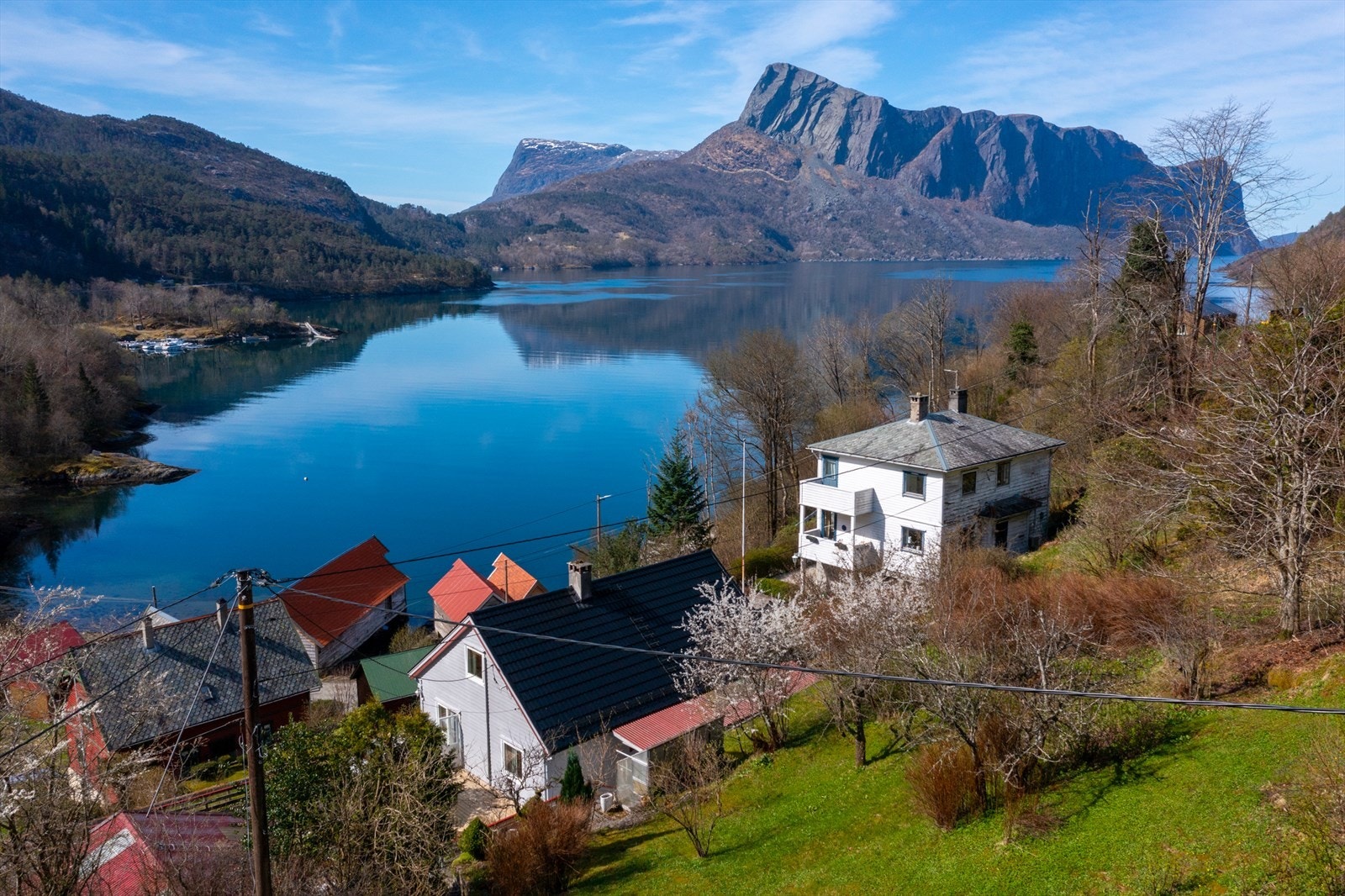 Eiendommen ligger fint til på vestvendt og solrik tomt med fantastisk utsikt over Hyllestadfjorden. Galleribilde