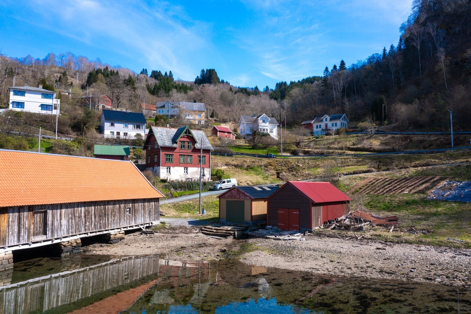 Huset ligger ca. 60 meter fra stranda og det maritime miljøet ved Hyllestadfjorden. Galleribilde