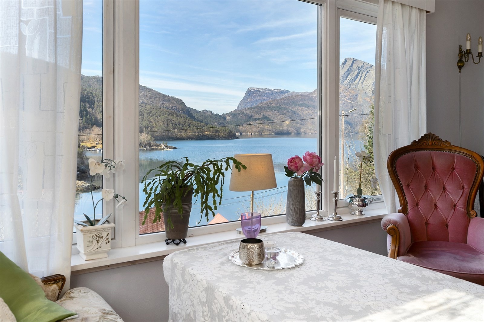 Fra stuen er det storslått utsikt over fjord og fjell. Galleribilde