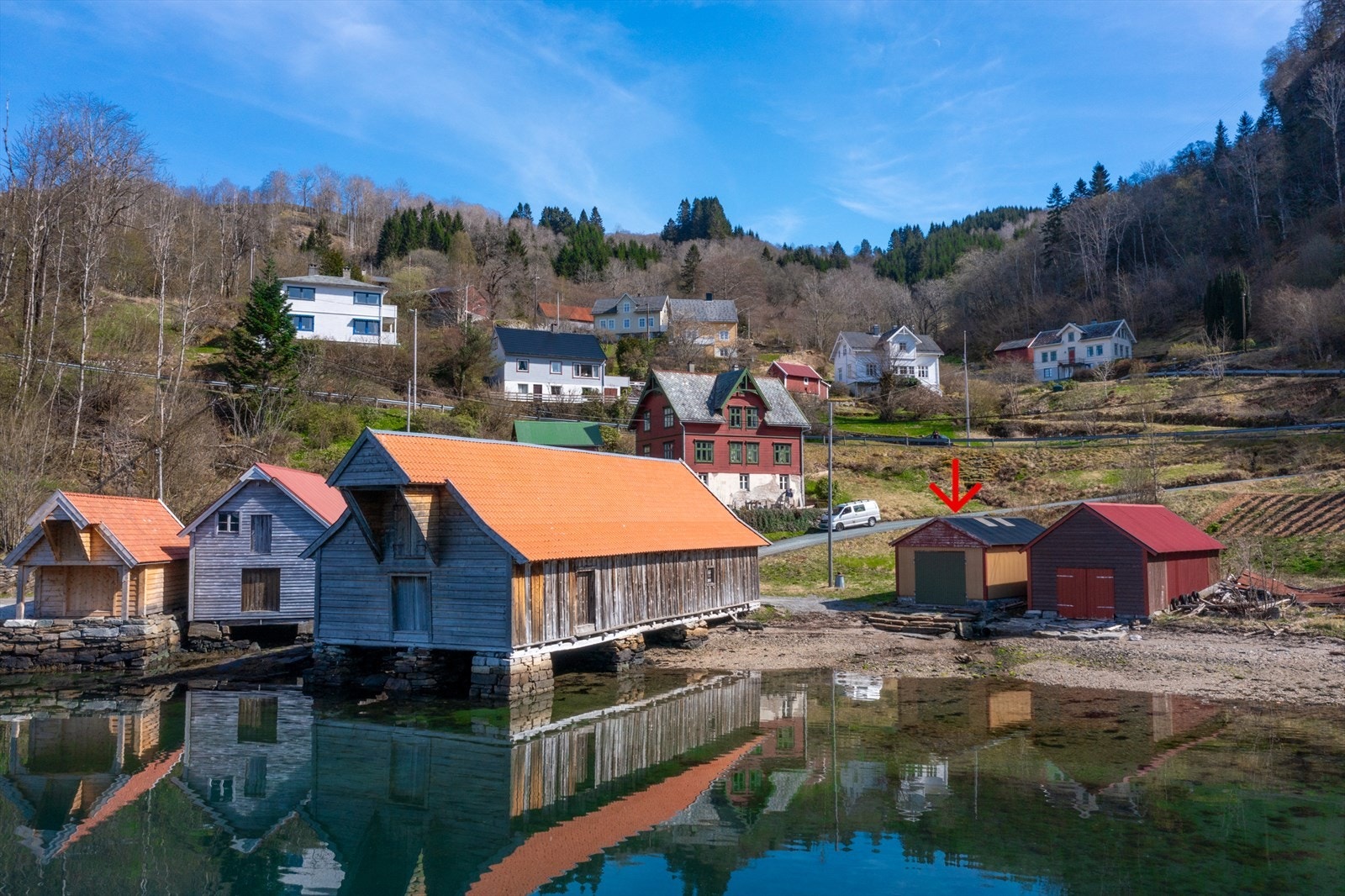 Eiendommen har et tilliggende naust i vika like nedenfor eneboligen. Galleribilde