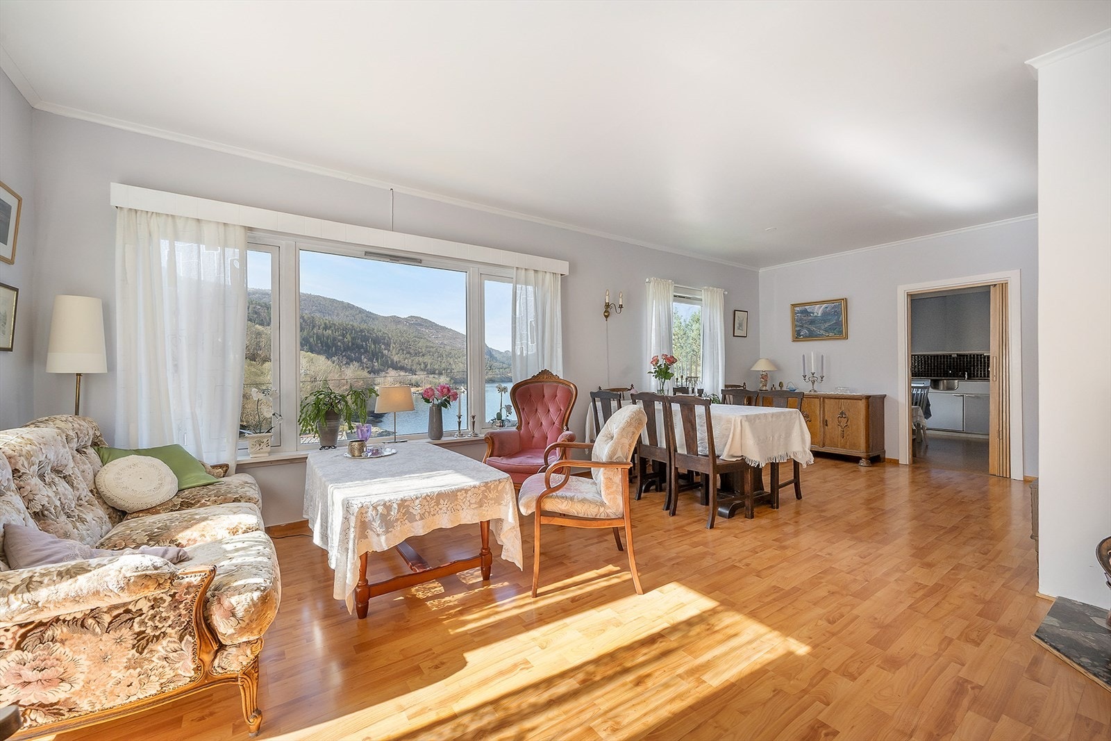 Stuen er lys og romslig med god plass til møblering i ulike sosiale soner. Galleribilde