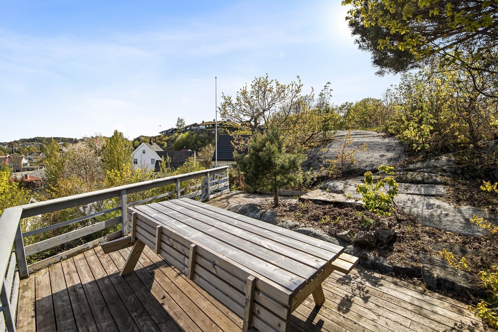 På toppen av tomten er det en frittliggende terrasse på ca. 13 kvm. Galleribilde