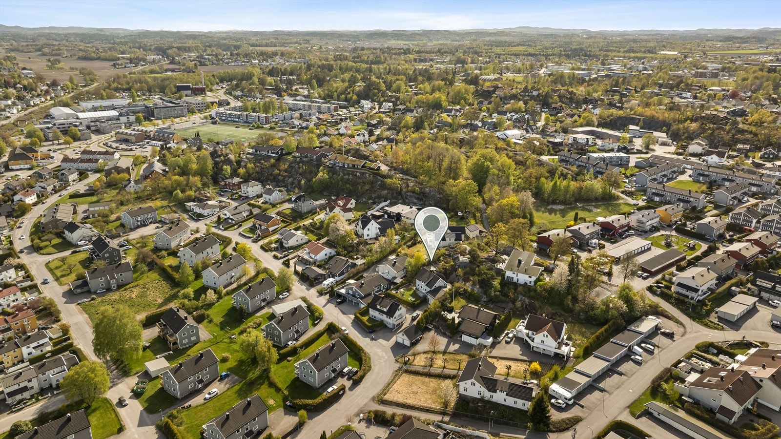 Det er kort vei til skoler som Sandefjord vgs., samt flere barnehager og dagligvarebutikker. Galleribilde