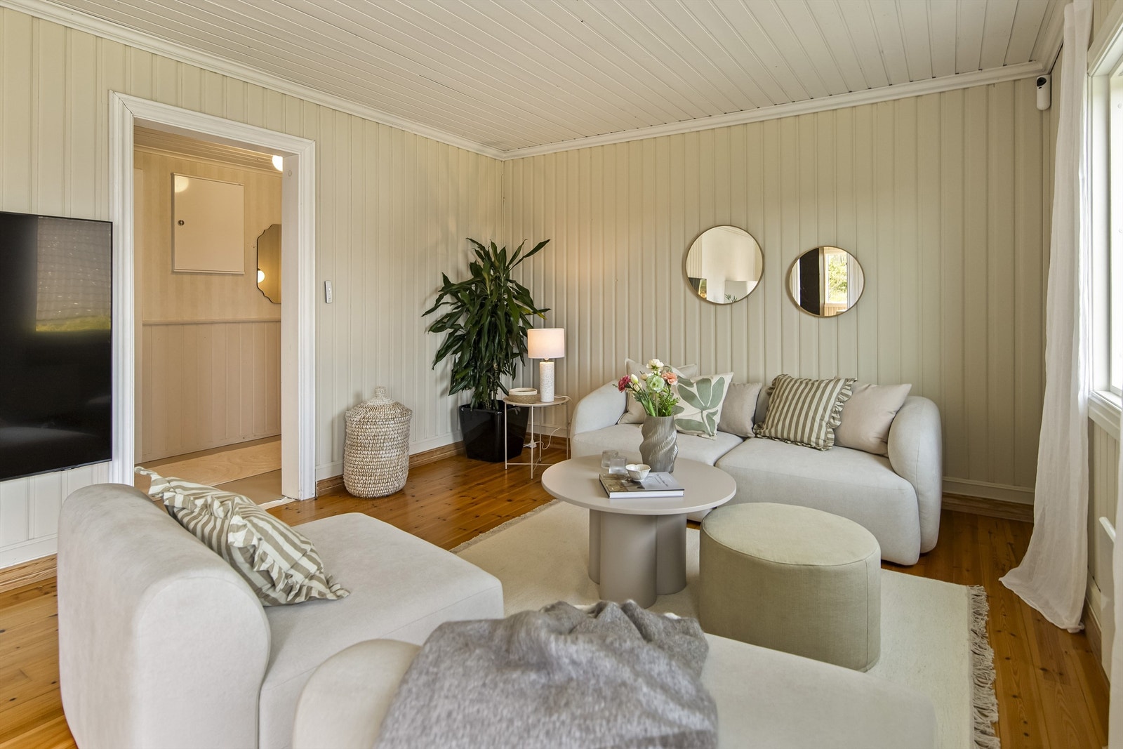 Her er det rikelig med plass og de ulike sonene i stuen gir rom for både sofagruppe og lesekrok. Galleribilde