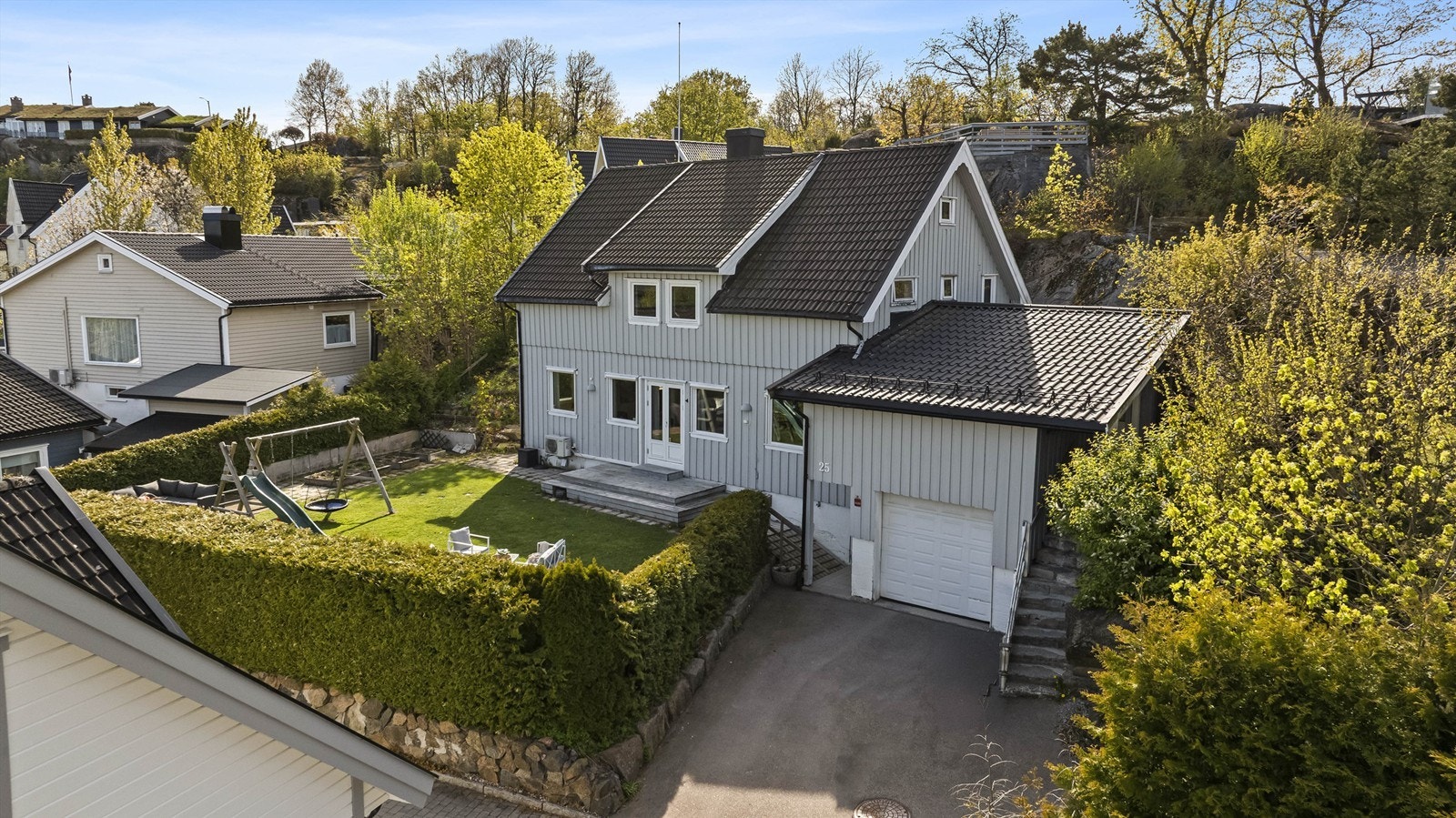 Det er gode parkeringsmuligheter i gårdsplassen og garasjen. Elbillader er montert i garasjen. Galleribilde