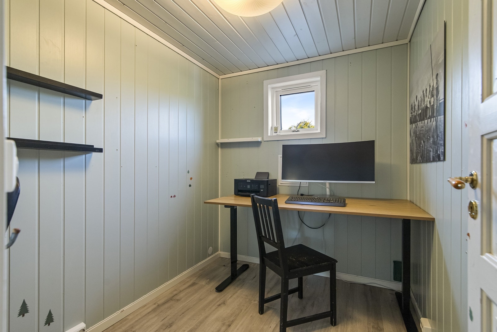Boligen har et eget kontor i andre etasje, ideelt for hjemmearbeid. Galleribilde