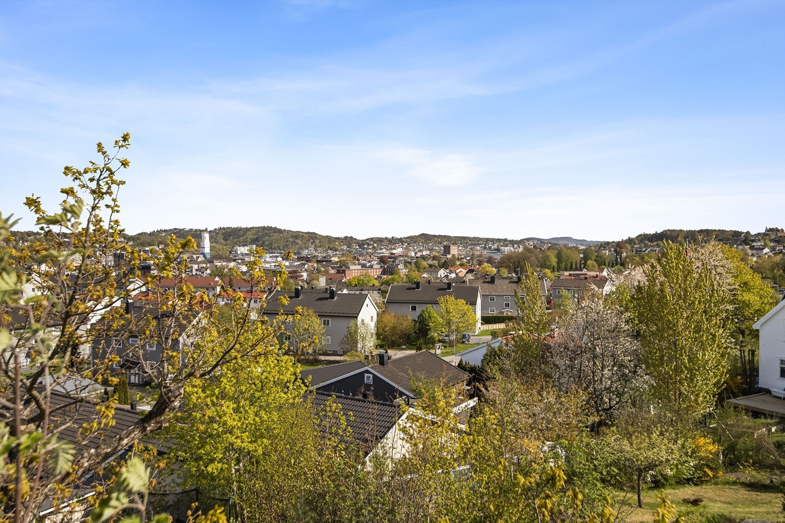 Herfra får du fin utsikt over nærområdet og ned mot sentrum. Galleribilde