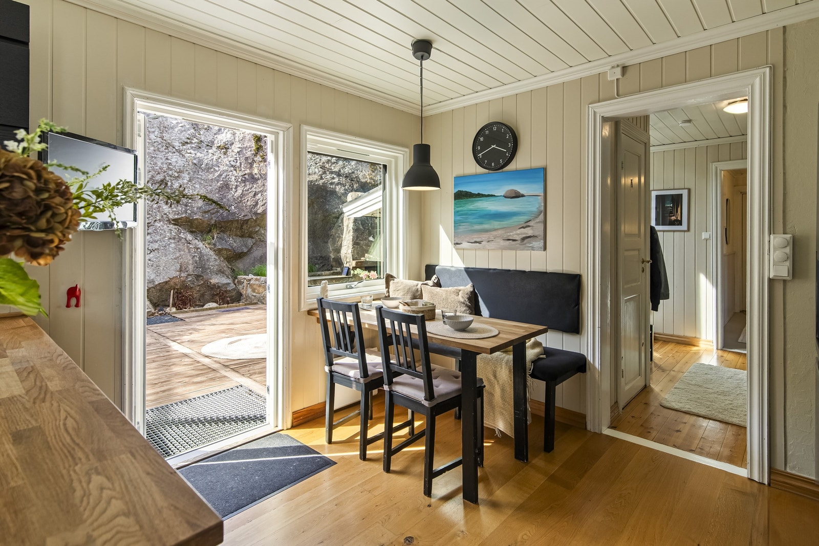 Den hyggelige spisekroken ved vinduet er perfekt for frokosten. Fra kjøkkenet er det utgang til en stor og usjenert terrasse. Galleribilde