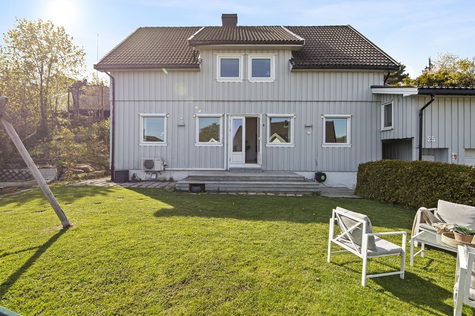 Boligen ble påkostet med flere nye vinduer og dør i perioden 2021-2023. Noen vinduer har også utvendig solskjerming. Galleribilde