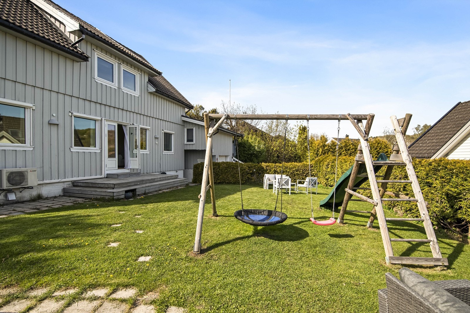 Hagen er skjermet og barnevennlig og egner seg godt for ballspill og varme sommerdager. Galleribilde