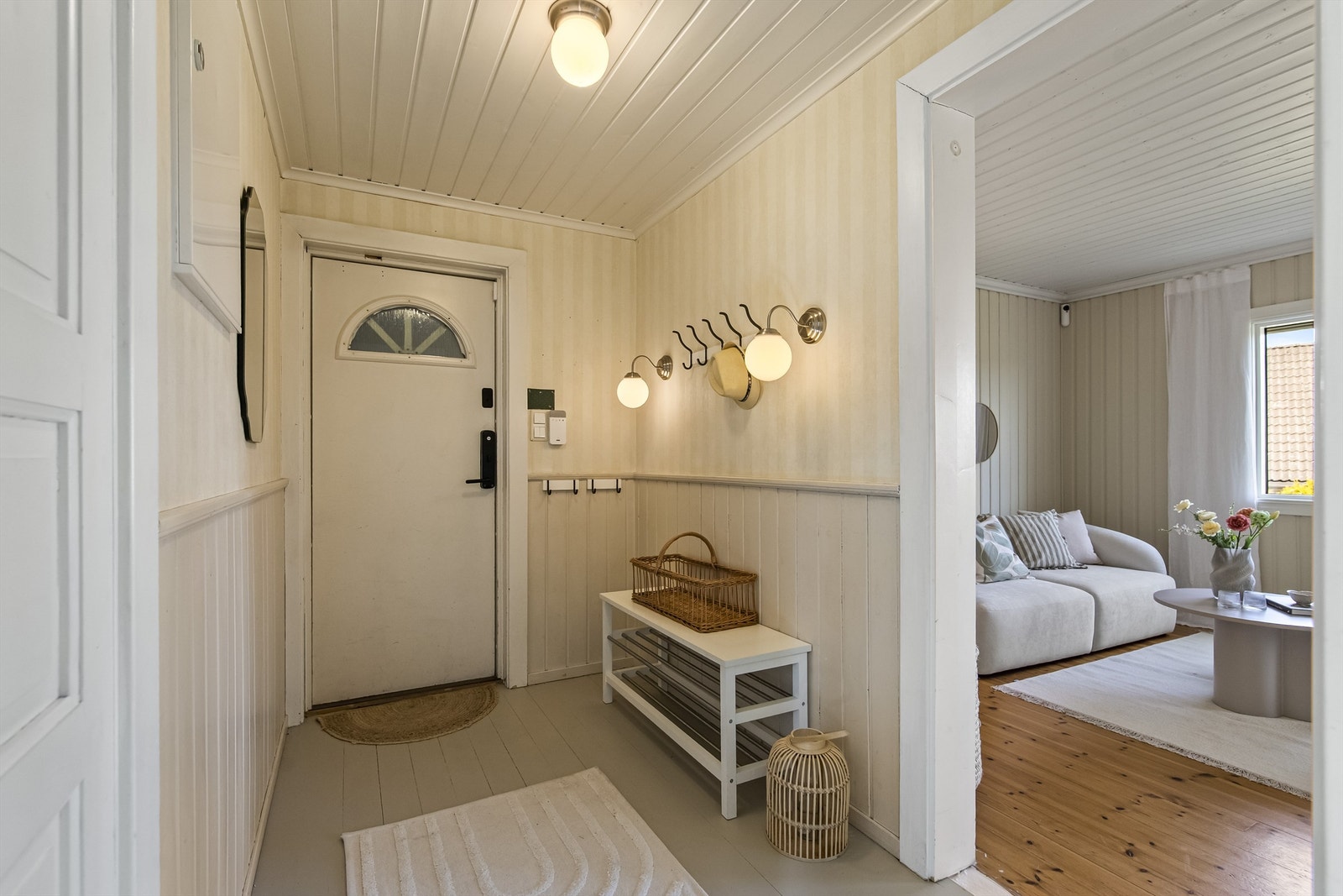 Velkommen inn. Ytterdøren ble byttet i 2012. Galleribilde