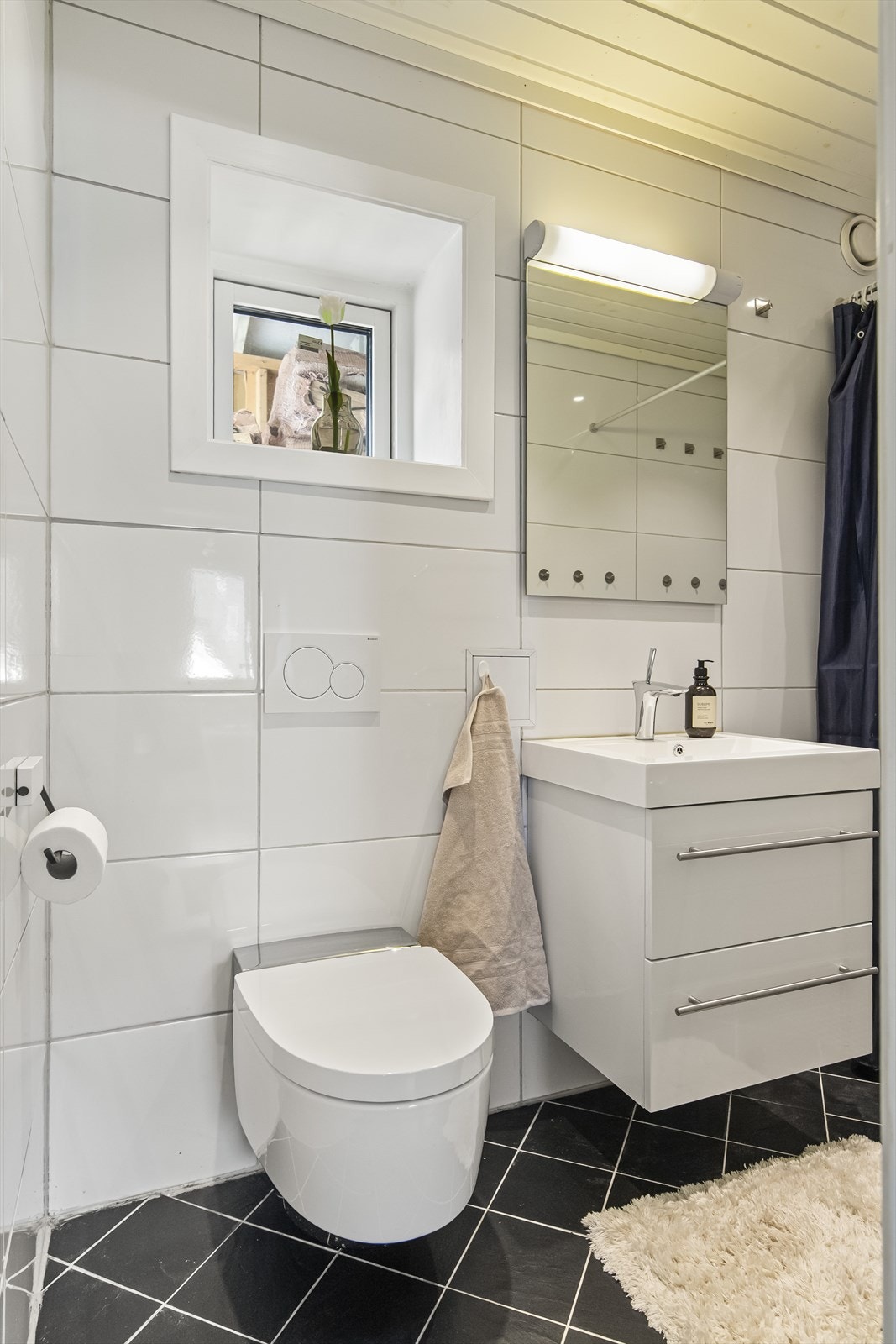 Lyst og pent bad i boligens 1. etasje. Galleribilde