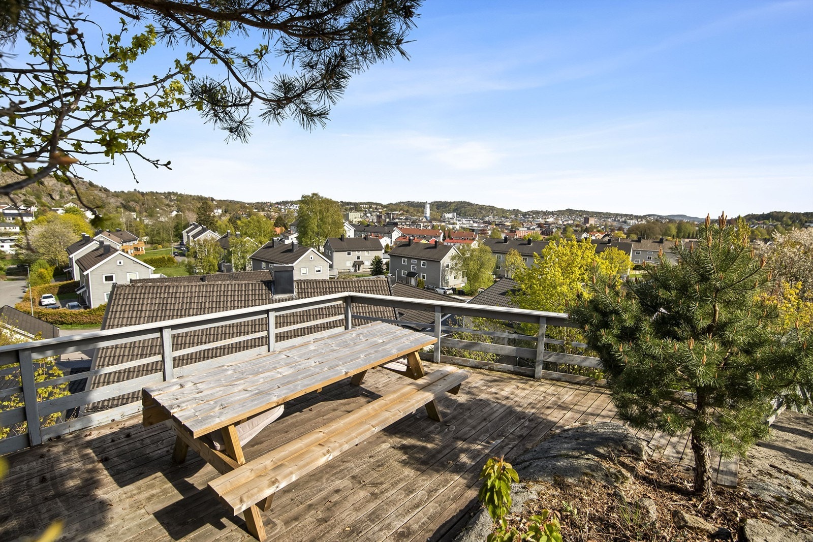 Det er flere fine uteplasser på tomten og mot nord/vest er det bygge en platting. Herfra får du fin utsikt over nærområdet og ned mot sentrum. Galleribilde