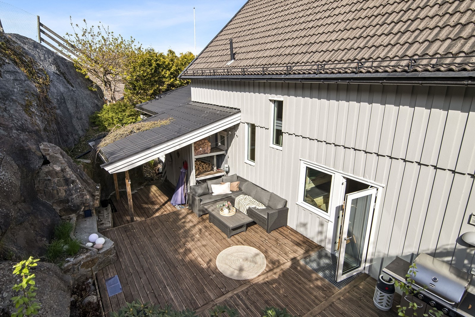 Terrassen har god plass til utemøbler. Her er det også inngang til badstuen. Galleribilde