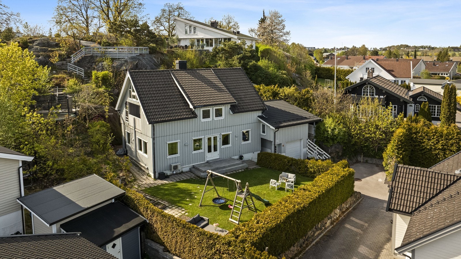 Velkommen til Solbakkeveien 25 - en innholdsrik enebolig for storfamilien, med flere nye vinduer fra 2021-2022 og en skjermet, barnevennlig hage. Galleribilde