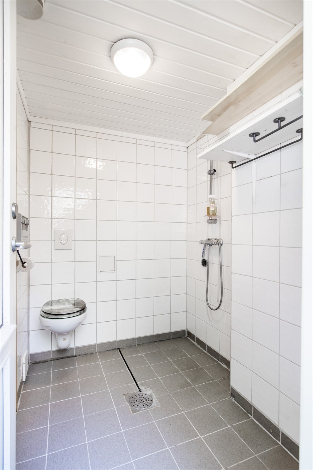 Boligen har også en egen avdeling med utvendig adkomst bestående av bad og badstue. Galleribilde