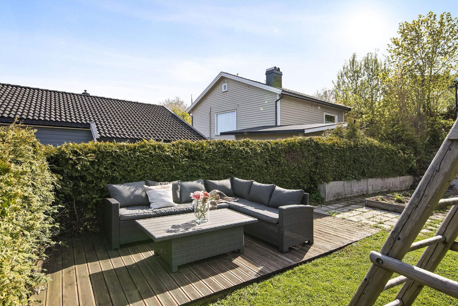Eiendommen har flere terrasser og uteplasser. Galleribilde
