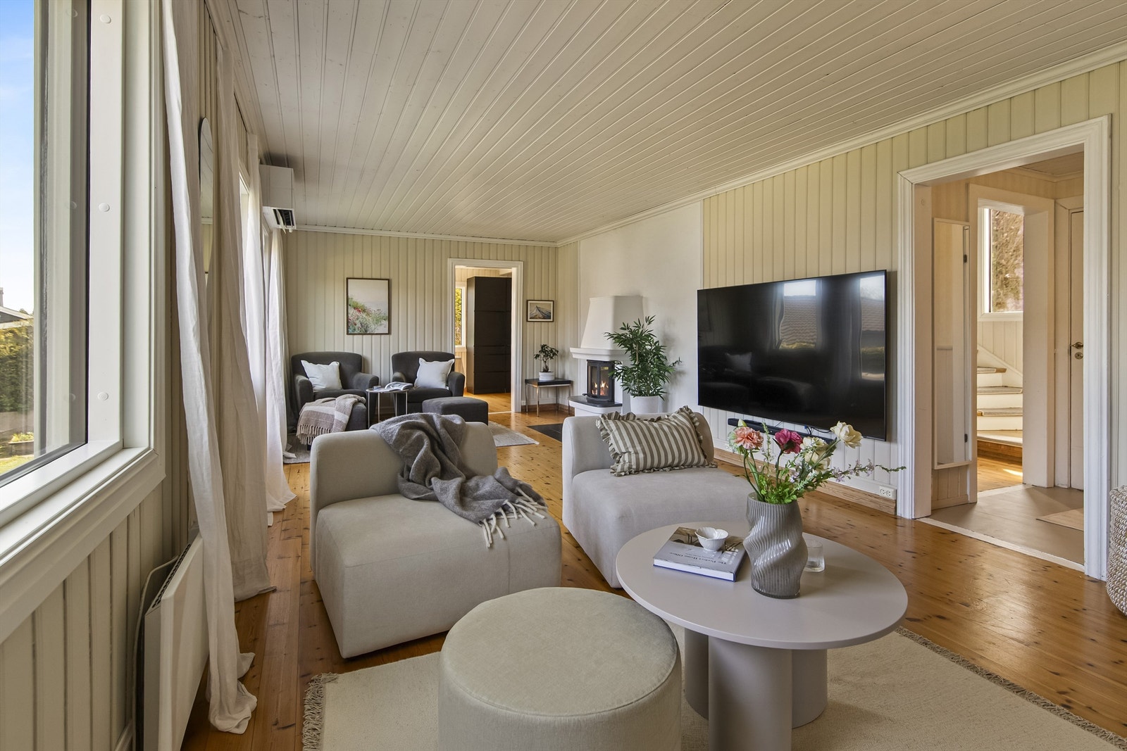 Boligen er meget innholdsrik med flere stuer og rikelig med soverom og bad. Perfekt for storfamilien. Galleribilde