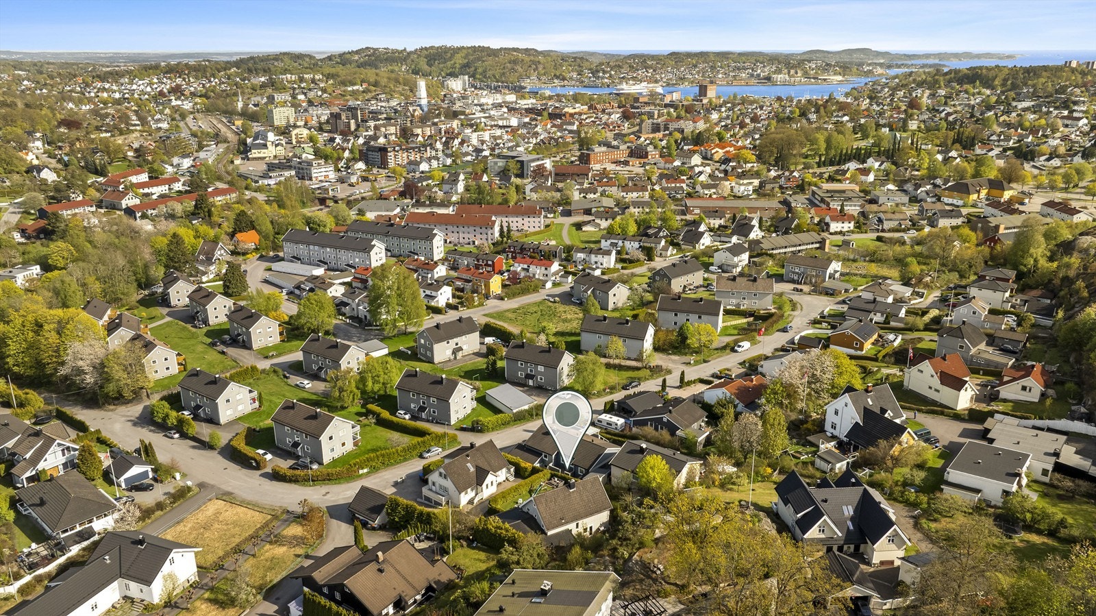 Boligen ligger rett nordvest for sentrum, nær Bugården. Her bor du rett utenfor selve bykjernen, men allikevel svært sentralt. Hvis byens fasiliteter frister, er det kun en kort spasertur til sentrum og Indre Havn. Galleribilde