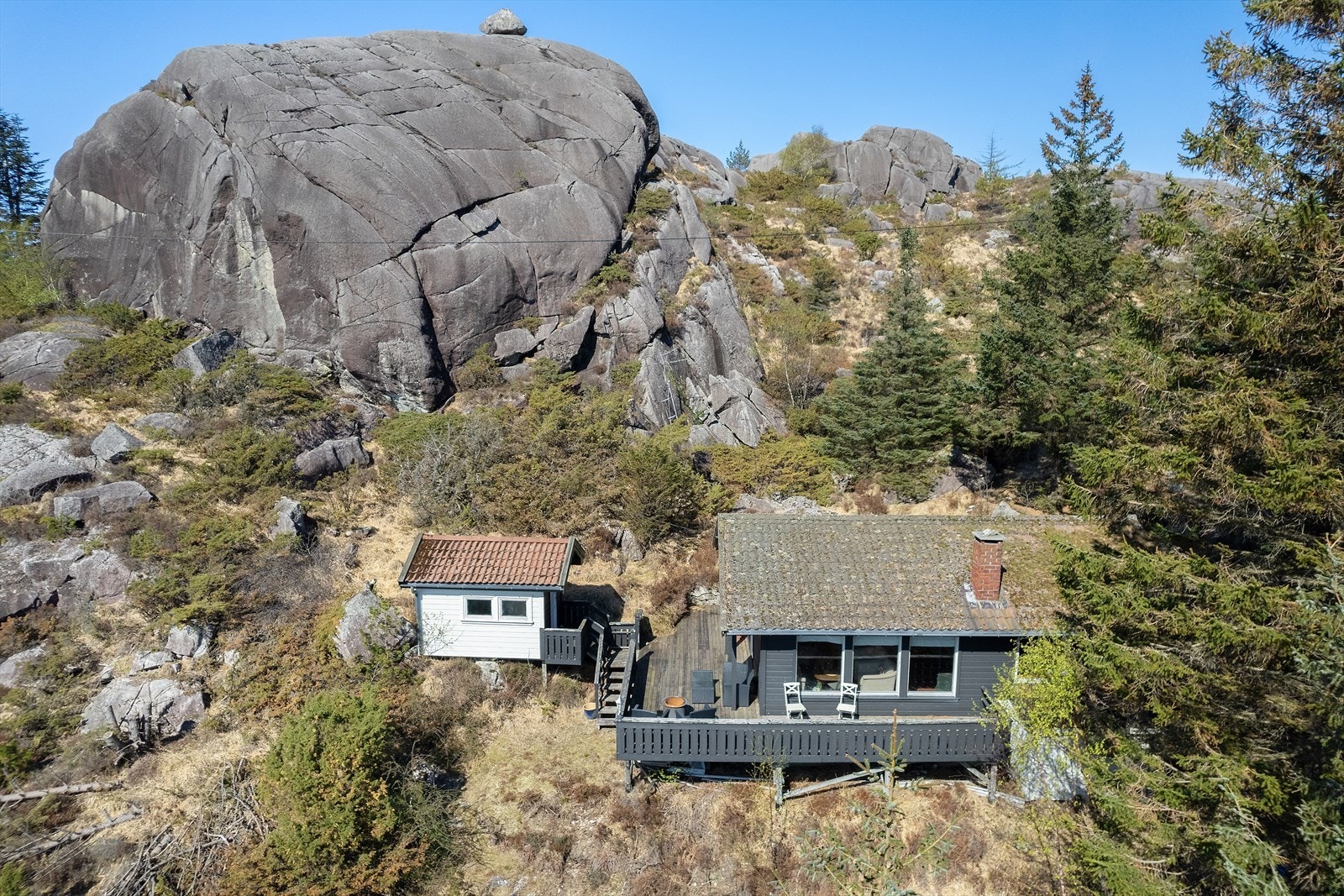 Koselig hytte med tilhørende anneks, beliggende i et etablert og rolig hyttefelt på Hellvik. Galleribilde