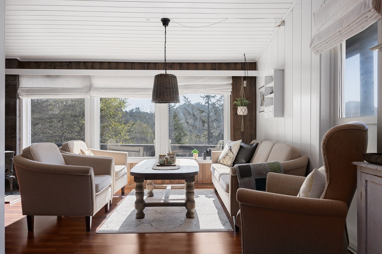 Gjennomgående overflater med trepanel på vegger og himling, og laminat på gulv, skaper en klassisk og lun hytteatmosfære. Galleribilde