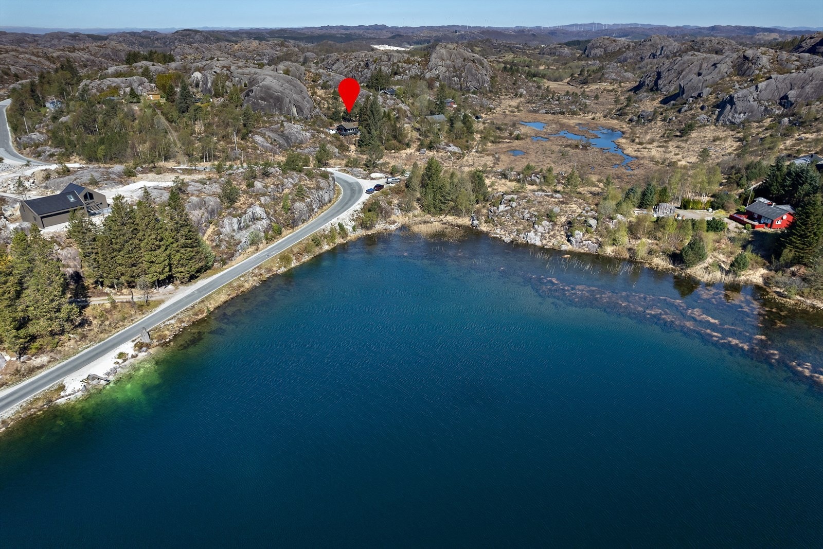 Området byr på flotte turmuligheter, og det er mulighet for å leie båtplass i nærheten. Galleribilde