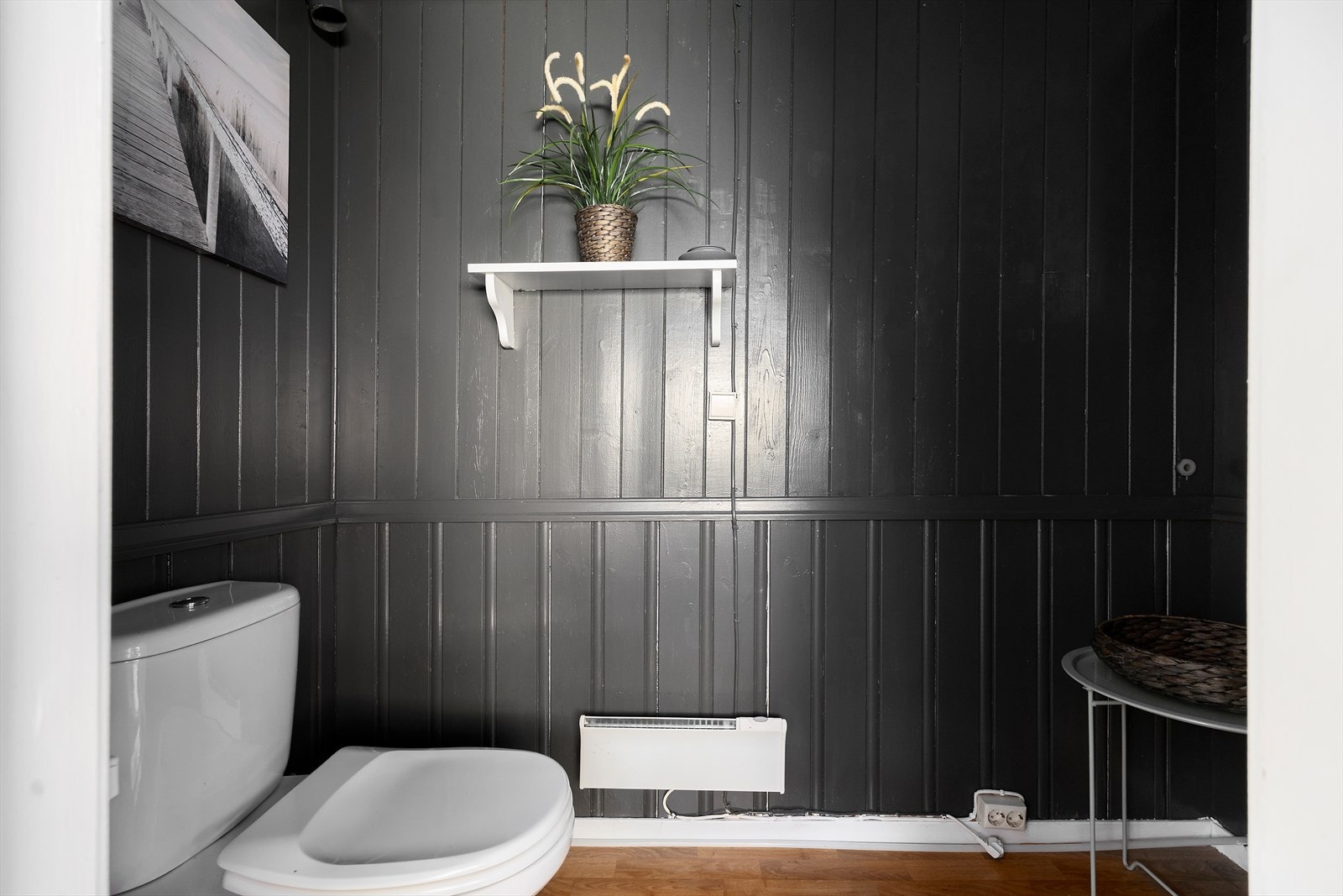 Separat toalettrom med vannklosett og naturlig ventilasjon. Galleribilde