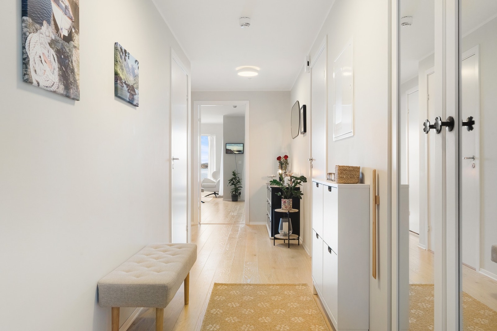 Lys og romslig gang med plass til yttertøy og sko. Galleribilde