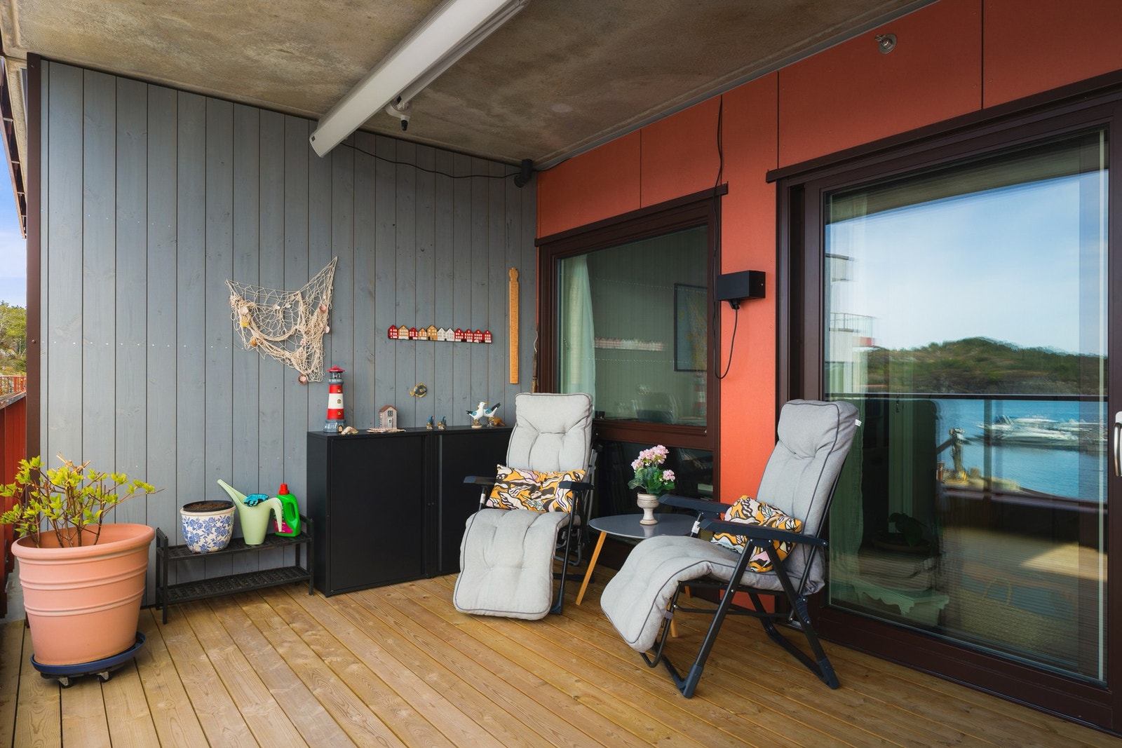 Her ligger alt til rette for å nyte varme sommerdager og rolige kvelder på terrassen. Galleribilde
