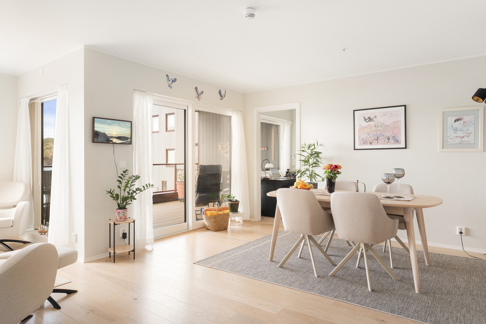 Fra stuen er det utgang til terrassen, samt adkomst til boligens andre soverom. Galleribilde