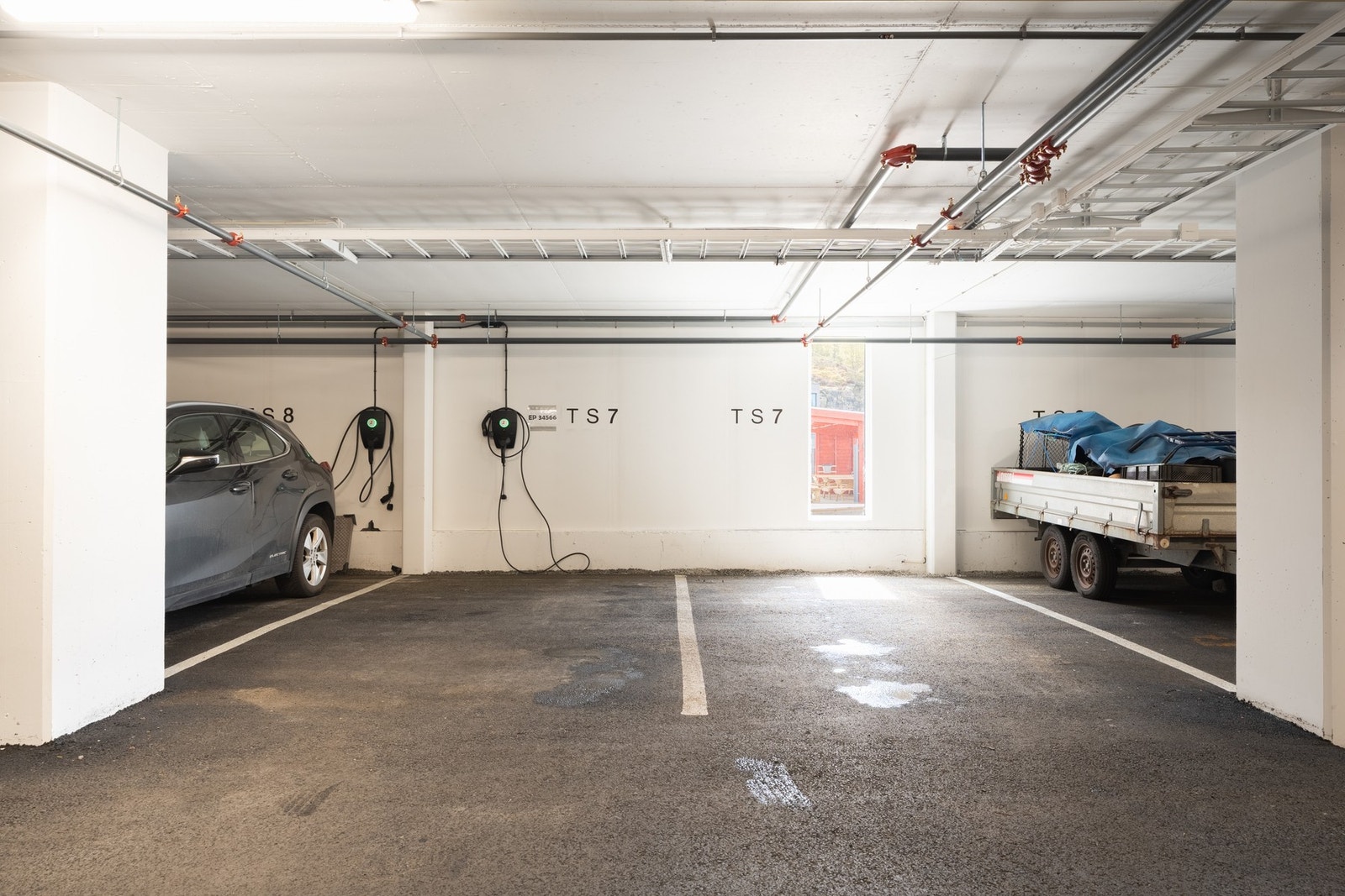 Boligen har to garasjeplasser med mulighet for enkel lading av elbil. Galleribilde