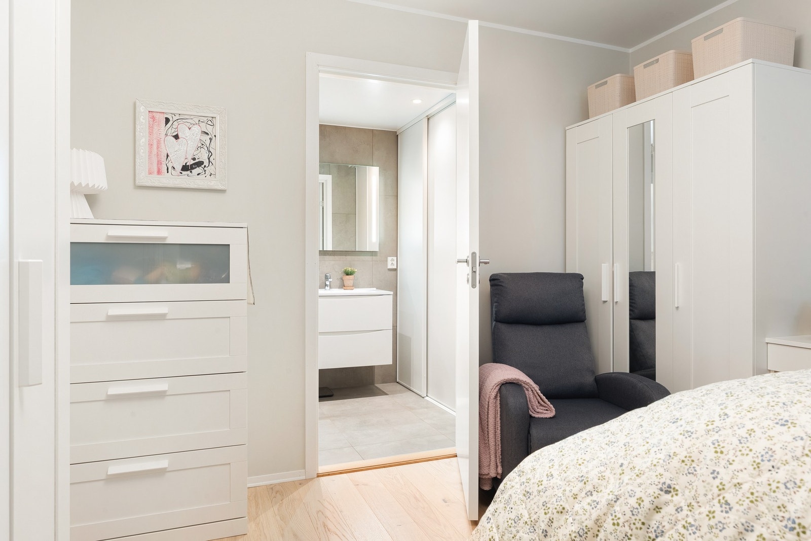 Hovedsoverommet byr på ekstra komfort med eget bad. Galleribilde