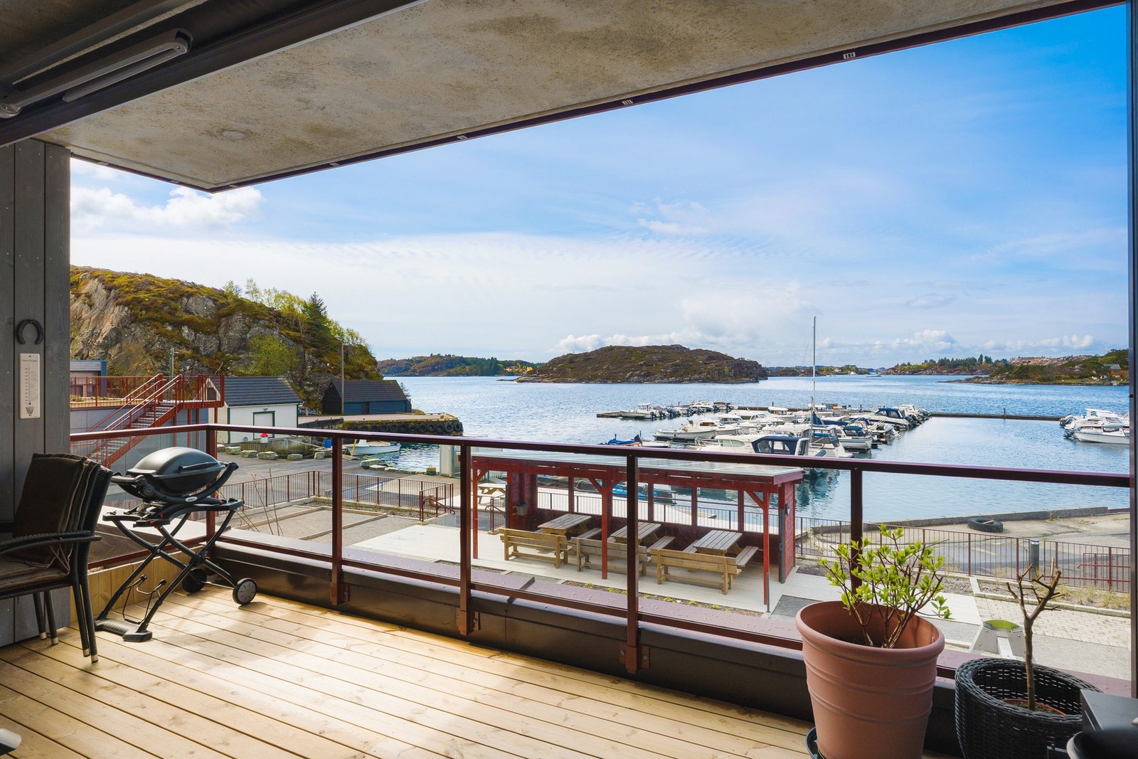 Nydelig sjøutsikt og fantastiske solforhold fra din private balkong. Galleribilde