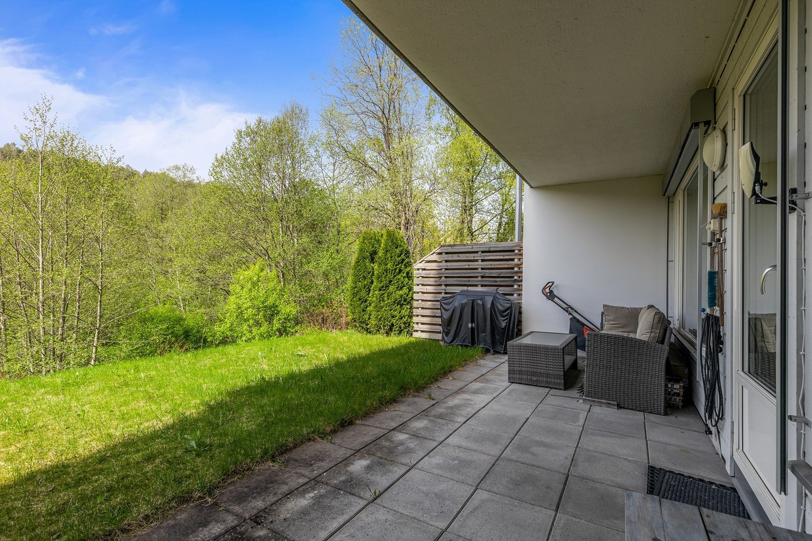 Terrassen har plass til en sofagruppe og det kan nytes varme ettermiddager i solen. Galleribilde