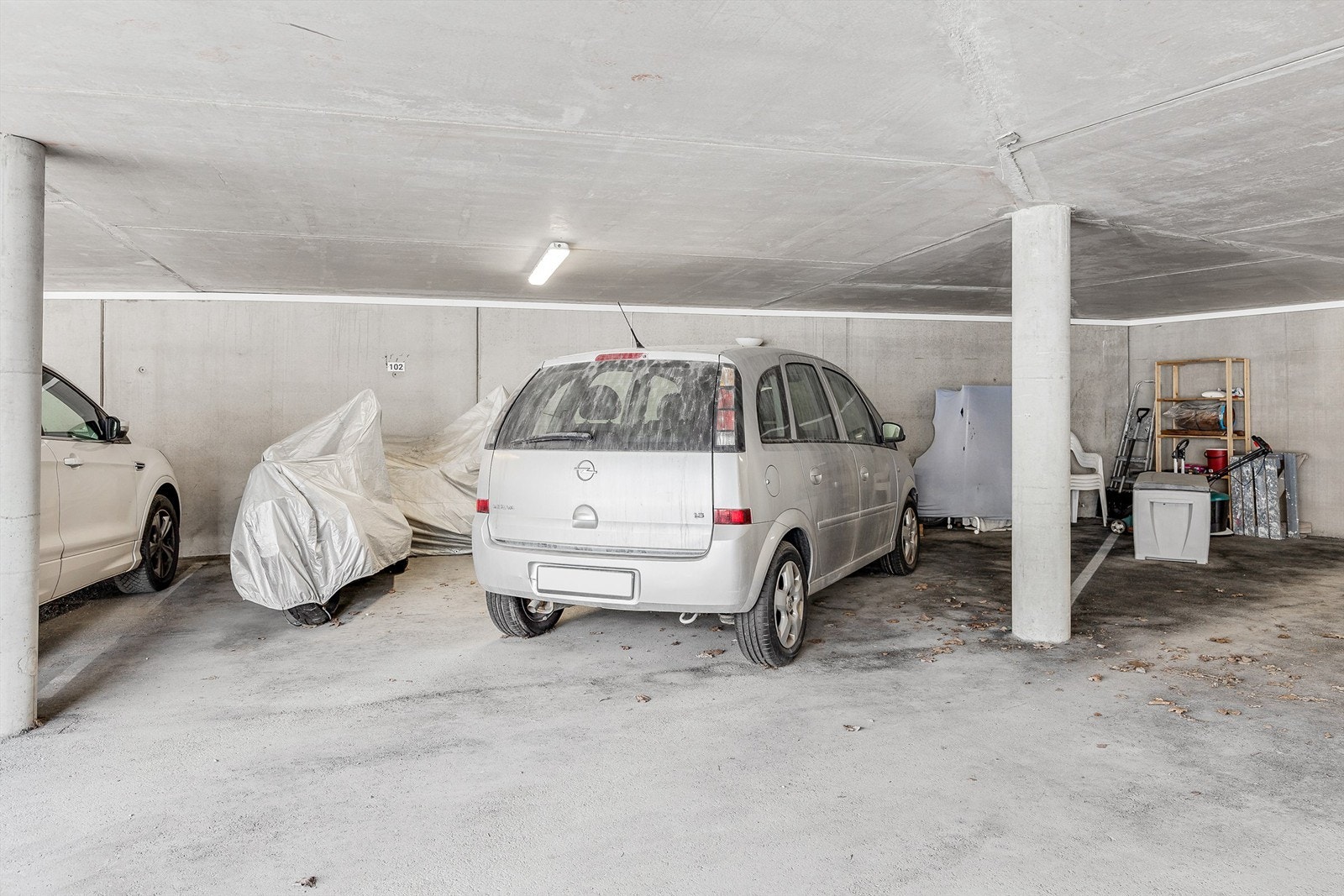 Leiligheten disponerer parkering i carport merket med 102 Galleribilde