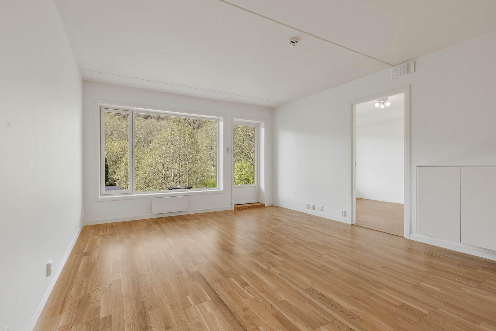 Det er godt med lysinnslipp i stuen, og adkomst ut til terrassen. Galleribilde