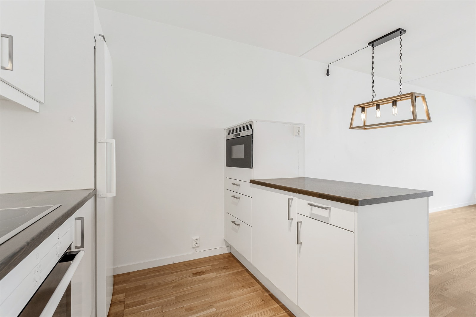 Kjøkkenet er utstyrt med nedfelt oppvaskkum i rustfritt stål og ettgreps armatur. Det har integrert oppvaskmaskin, stekeovn og mikrobølgeovn, samt nedfelt keramisk platetopp og ventilator montert i overskap. Frittstående kjøleskap medfølger. Galleribilde