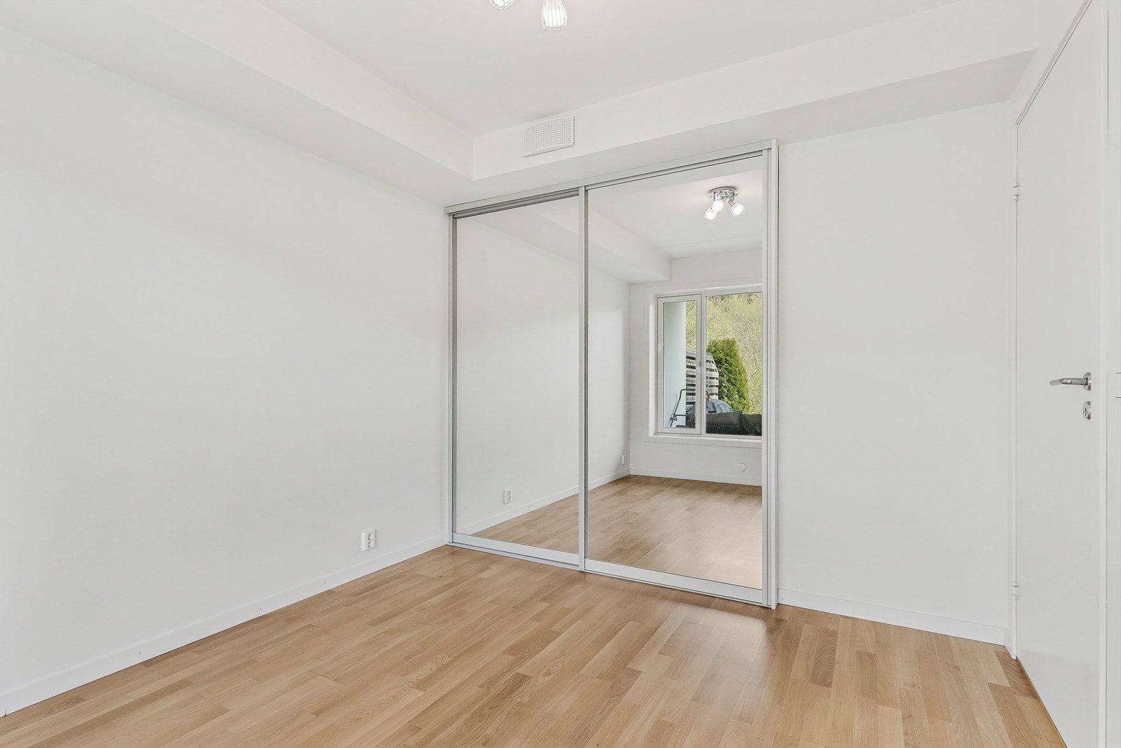 På soverommet er det skyvedørsgarderobe og god plass til seng med nattbord Galleribilde