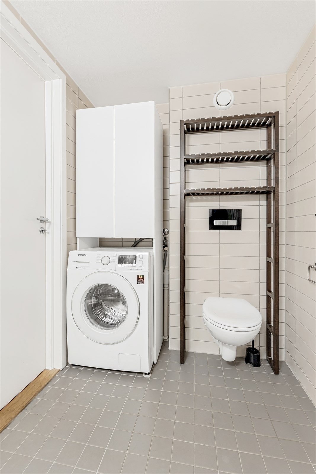 Videre har badet vegghengt toalett med innebygd sisterne og opplegg for vaskemaskin. Galleribilde