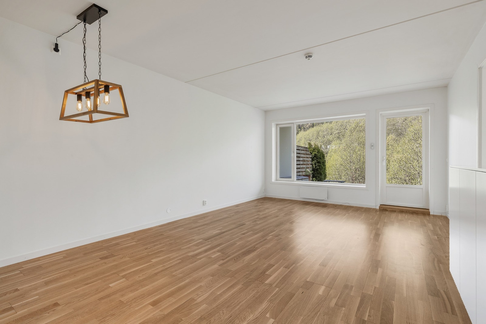 I stuen er det god plass til både sofagruppe og spisestue Galleribilde