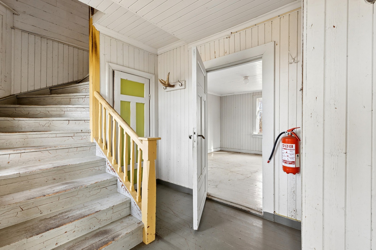 Boligen går over to etasjer pluss kjeller. Galleribilde