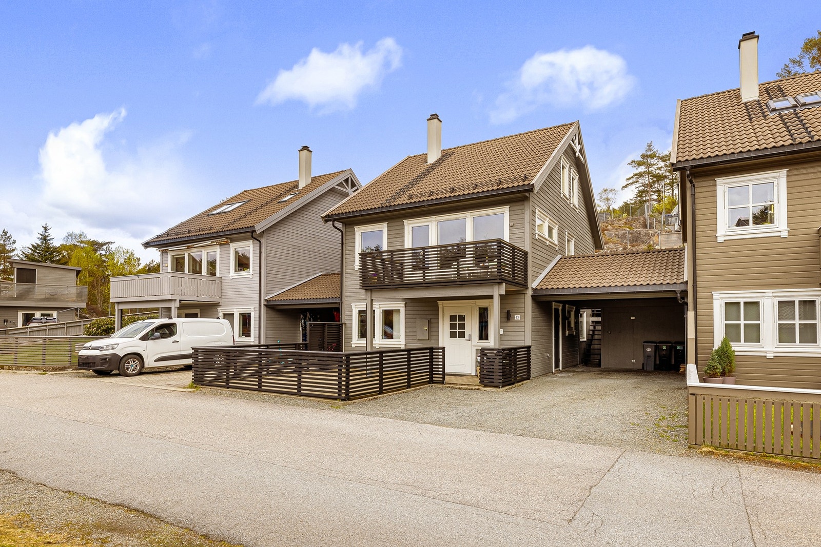 Nabolaget er svært barnevennlig med gangavstand til barnehage, barne- og ungdomsskole, lekeplass og flere turmuligheter. Galleribilde