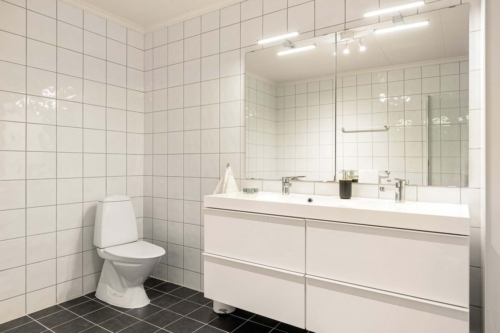 Badet måles til romslige 8,2 kvm. og er helfliset med underliggende varmekabler. Galleribilde