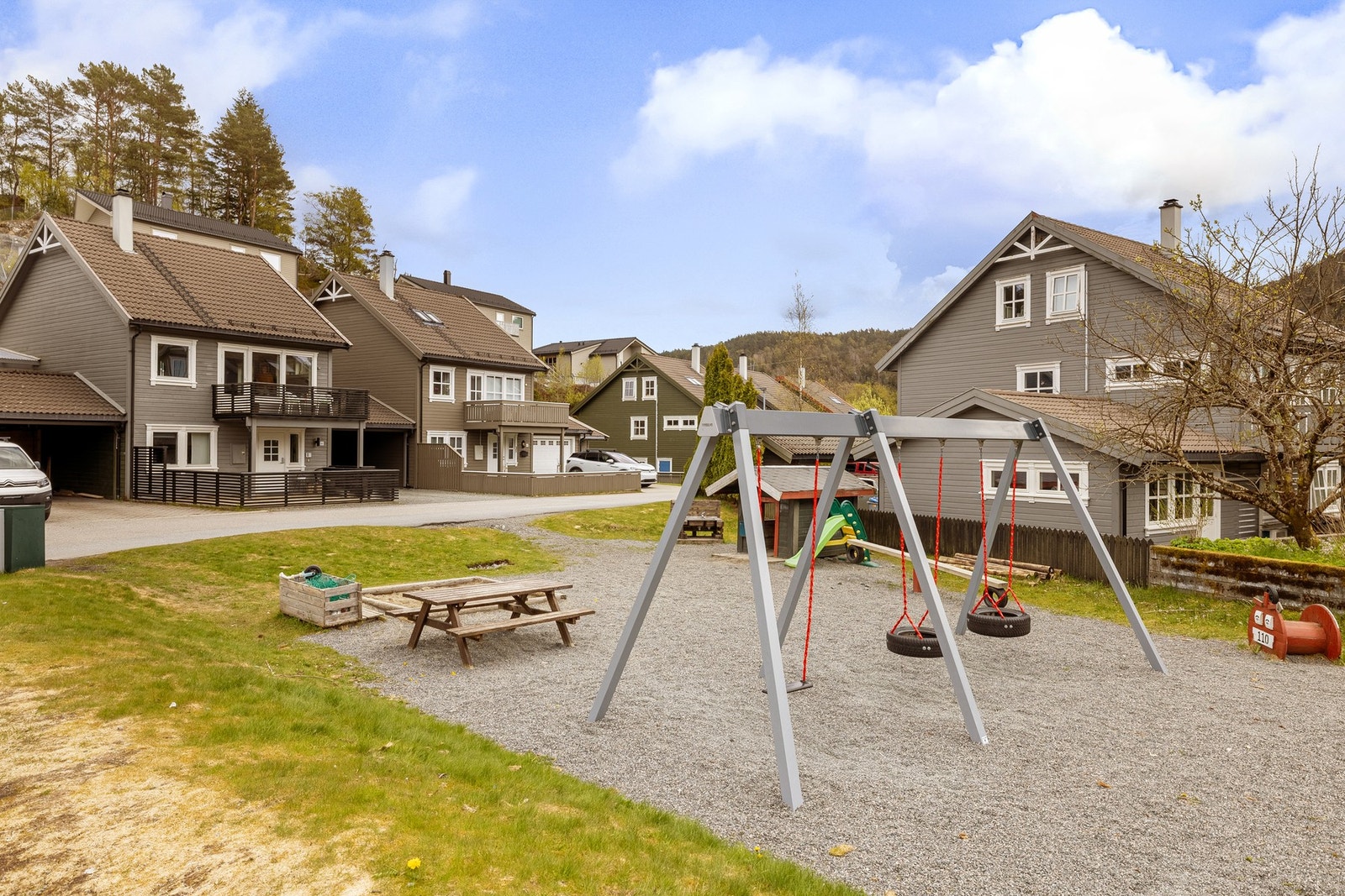 Det er en svært barnevennlig og trygg gate, så her kan barna leke på lekeplassen like utenfor boligen. Galleribilde