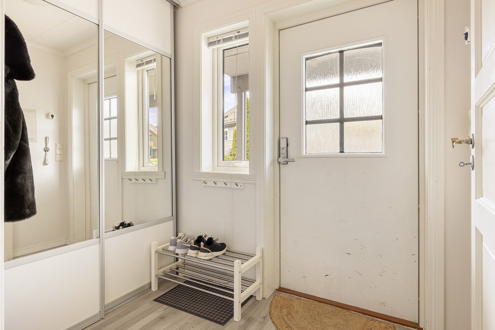 Praktisk skyvedørsgarderobe med speilfronter. Galleribilde