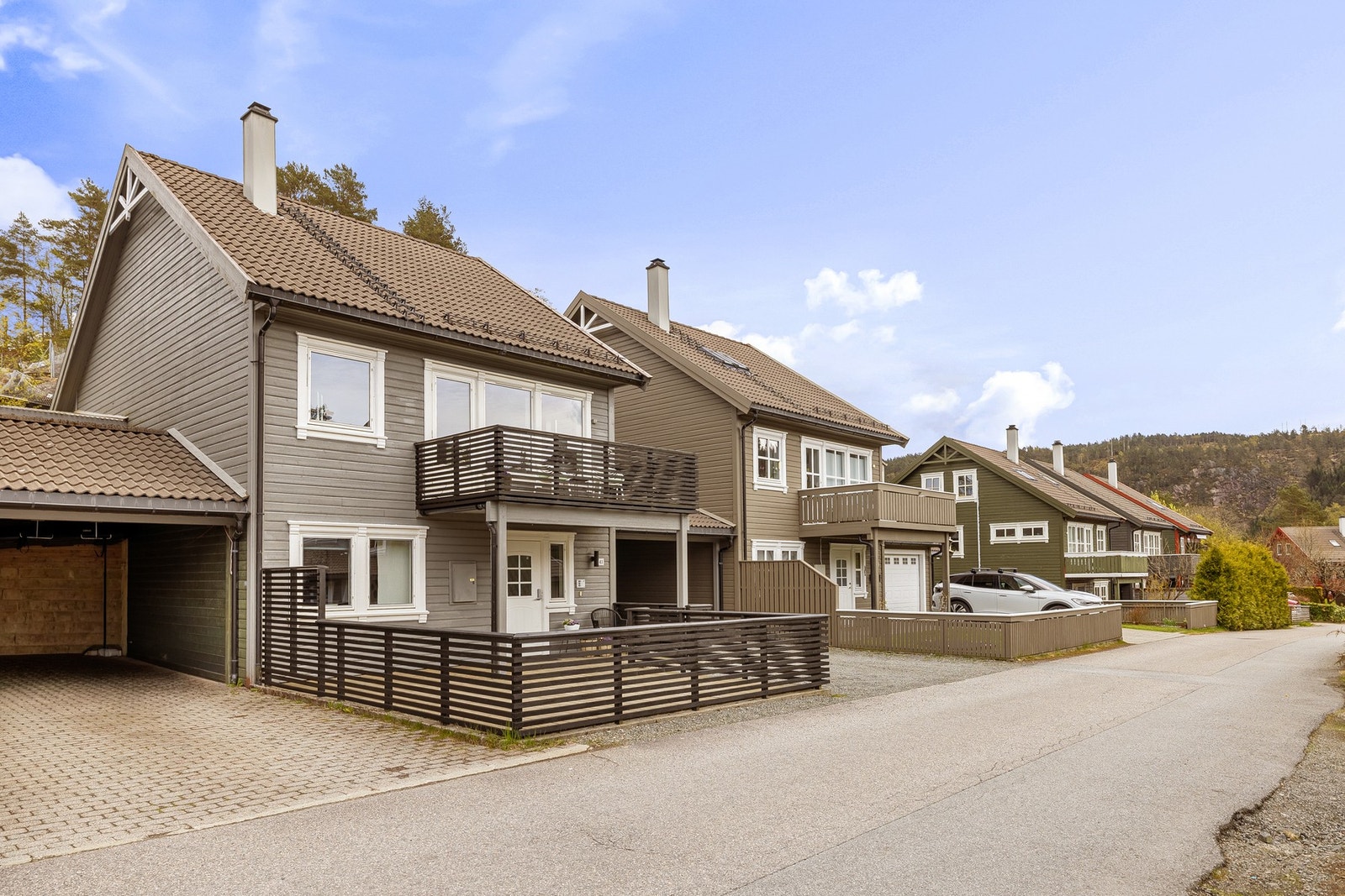 Det er godt med parkeringsplass i carport og ellers på tomten. Galleribilde