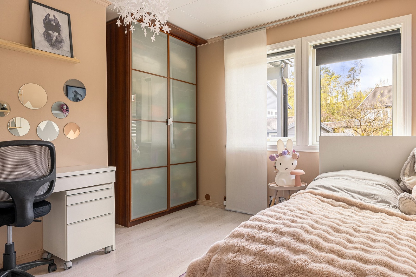 Dette soverommet er også utstyrt med garderobe. Galleribilde