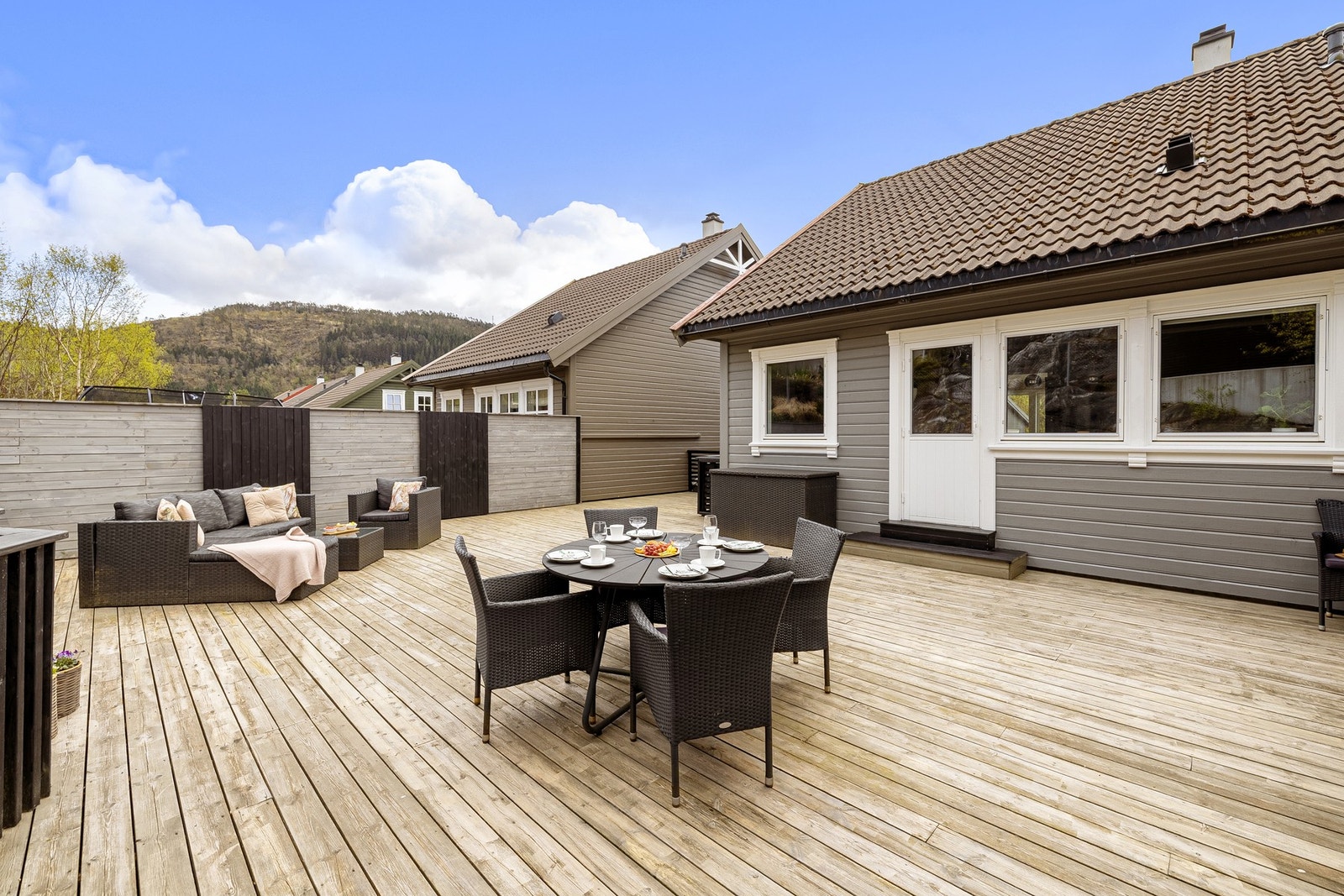 Fra kjøkkenet er det utgang til en terrasse som måles til hele 87 kvm. Galleribilde